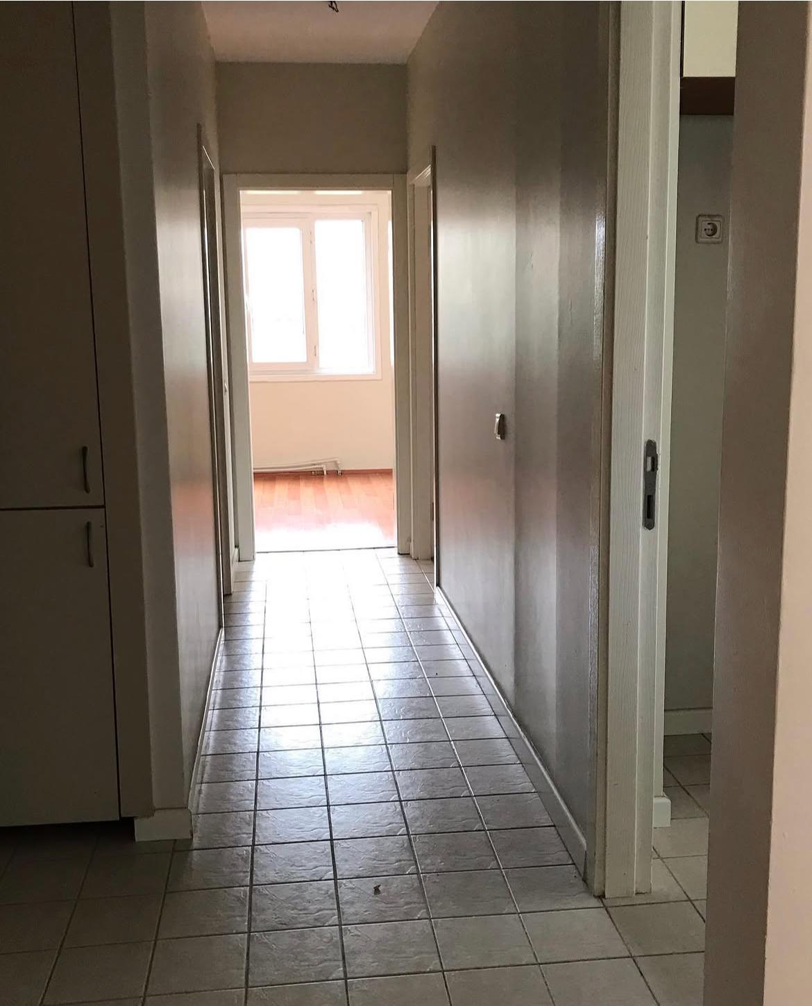 Yenileme öncesinde seramik zeminli koridor