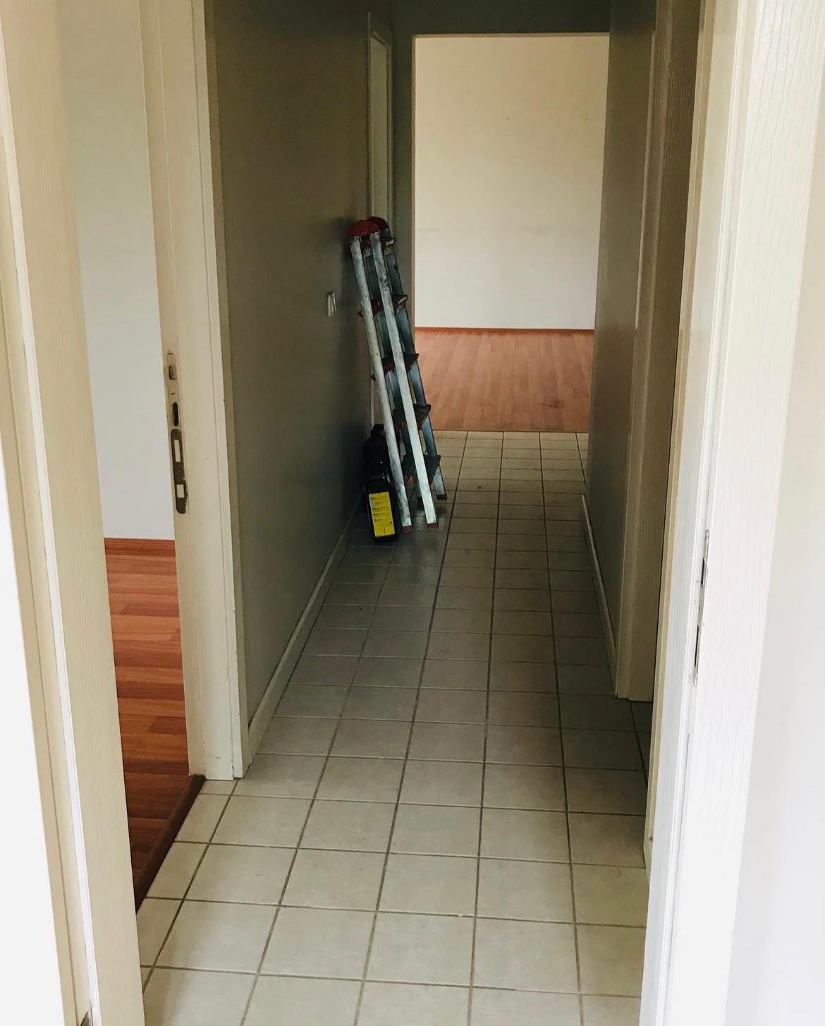 Yenileme öncesindeki koridorun diğer yönden görünümü